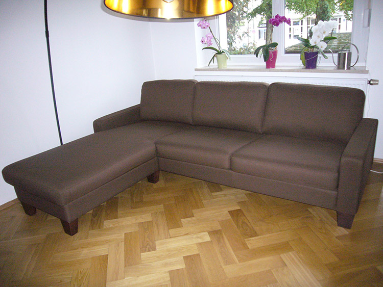 Kundin Schmidt-Huber - Sofa London mit Longchair mit kubisch schmalen Armlehnen klein