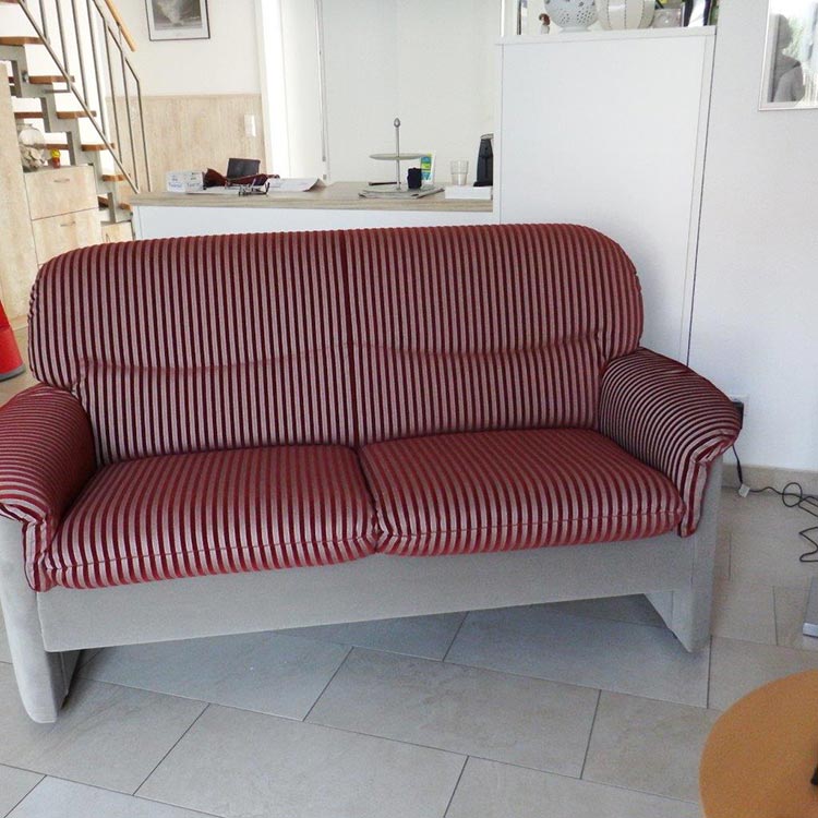 Kundin Karger - Sofa Palermo Stoffbezug zweifarbig streifen rot und uni hellgrau klein