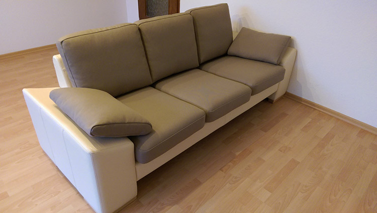 Kundin Schmidt-Huber - Sofa London mit Longchair im Stoffbezug Farbe braun klein