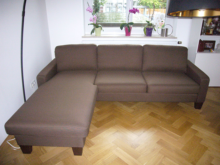 Kundin Schmidt-Huber - Sofa London mit Longchair im Stoffbezug Farbe braun klein